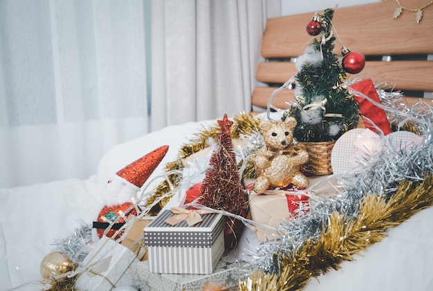 Cajas de regalo de Navidad, pino, santa claus, adornos de bolas y cintas