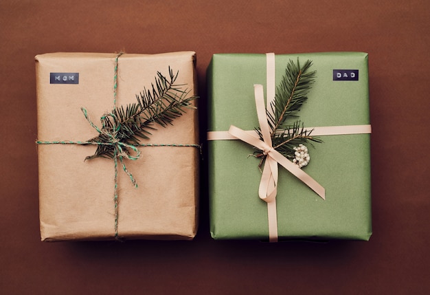 Cajas de regalo de navidad preparándose para vacaciones