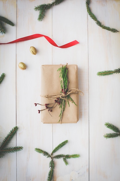 Cajas de regalo de Navidad y rama de abeto en la mesa de madera plana Fondo de Navidad