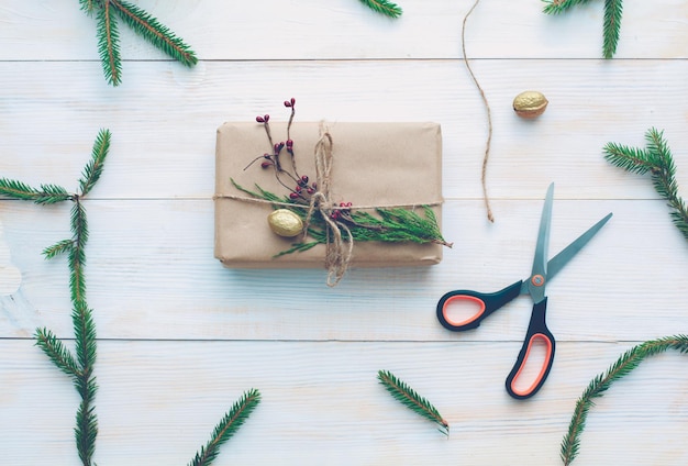 Cajas de regalo de Navidad y rama de abeto en la mesa de madera plana Fondo de Navidad