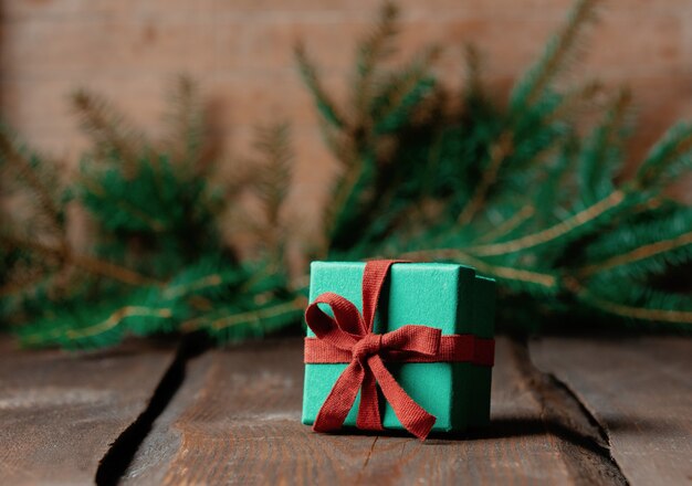 Cajas de regalo de Navidad y rama de abeto en mesa de madera