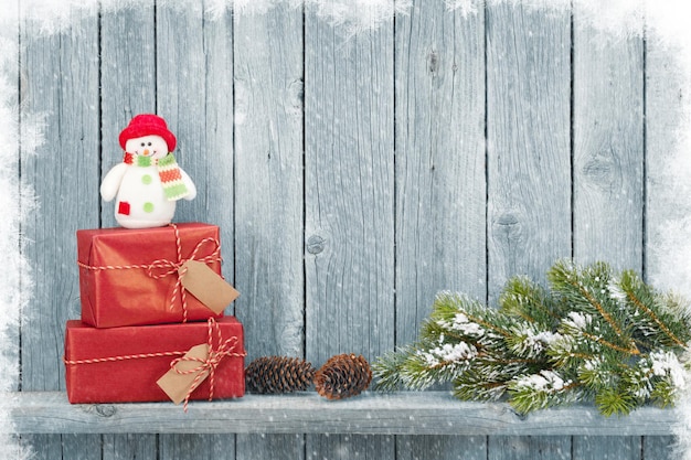 Cajas de regalo de navidad y rama de abeto