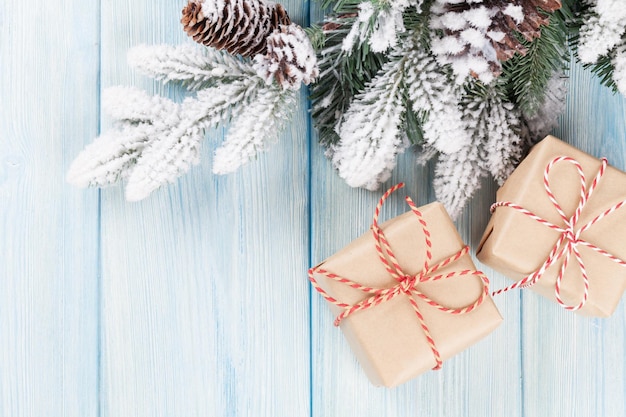 Cajas de regalo de Navidad y rama de árbol.