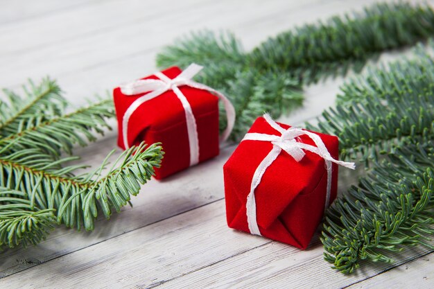 Cajas de regalo de Navidad y ramas de abeto sobre un fondo de madera, el concepto de la celebración del Año Nuevo