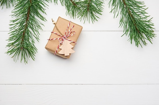 Cajas de regalo de Navidad con ramas de pino en blanco