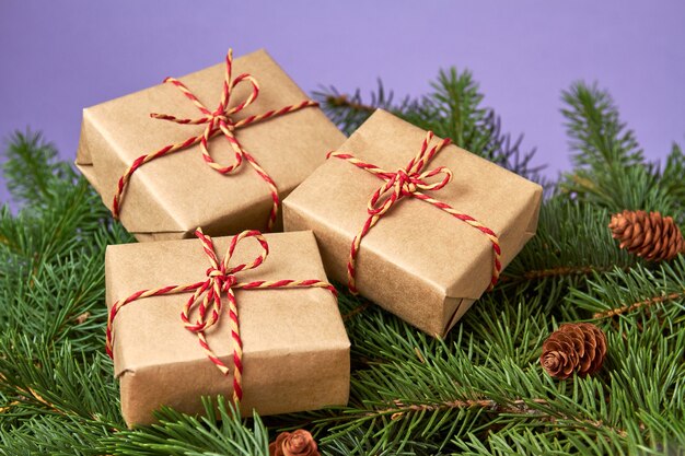 Cajas de regalo de Navidad sobre ramas de abeto