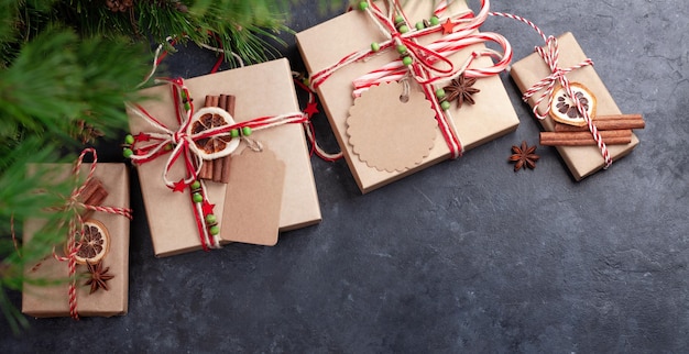 Cajas de regalo navideñas con decoración artesanal.