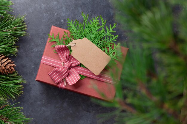 Cajas de regalo navideñas con decoración artesanal.