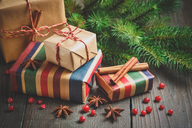 Cajas de regalo navideñas con decoración