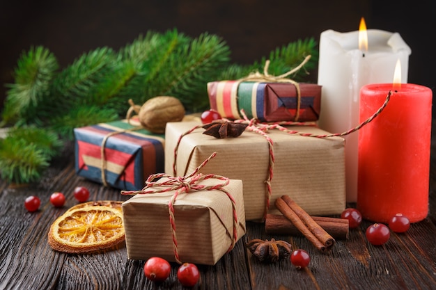 Cajas de regalo navideñas con decoración