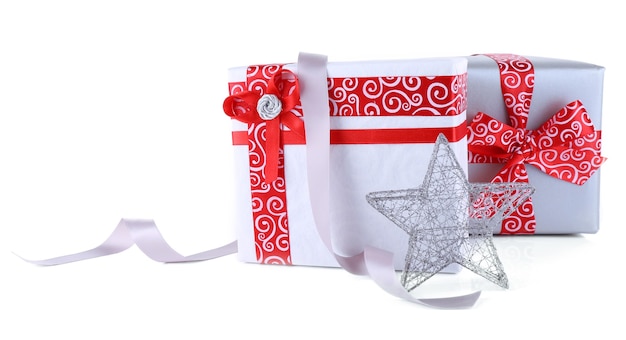 Cajas de regalo navideñas decoradas con cinta roja aislado en blanco