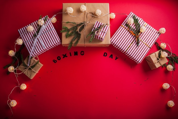 Cajas de regalo navideñas decoradas con ramas de abeto