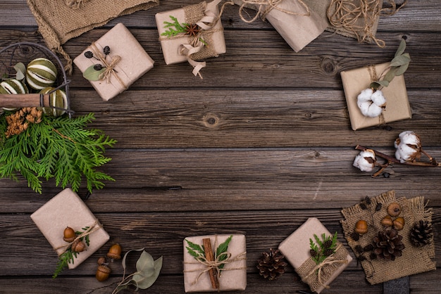 Cajas de regalo navideñas en envoltorio de papel artesanal ecológico sin desperdicio