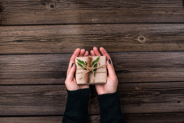 Cajas de regalo navideñas en envoltorio de papel artesanal ecológico sin desperdicio