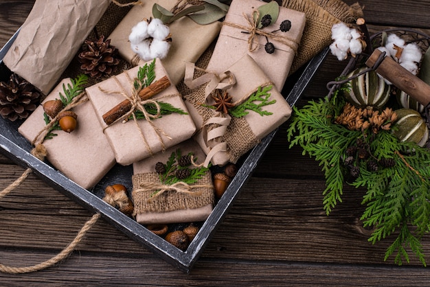 Cajas de regalo navideñas en envoltorio de papel artesanal ecológico sin desperdicio