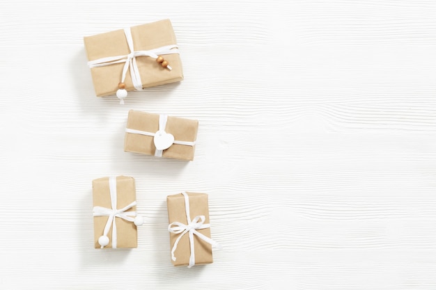 Cajas de regalo navideñas envueltas en papel kraft