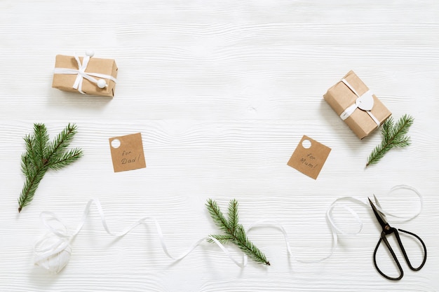 Cajas de regalo navideñas envueltas en papel kraft