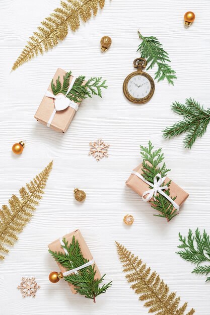 Cajas de regalo navideñas envueltas en papel kraft