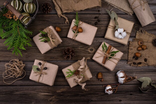 Cajas de regalo navideñas en papel artesanal