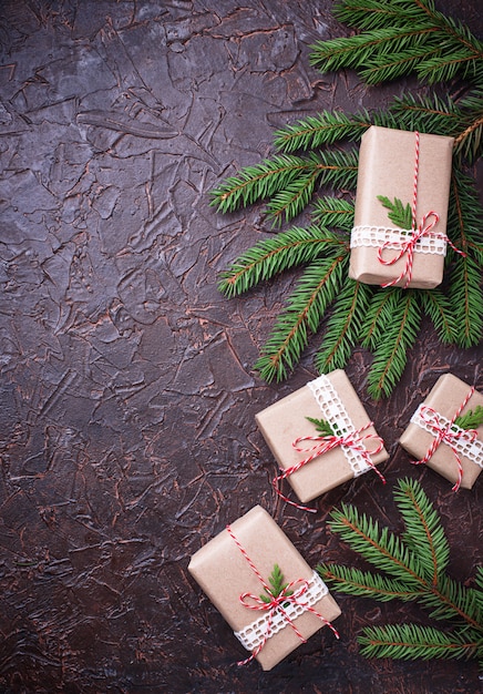 Cajas de regalo navideñas en papel artesanal.