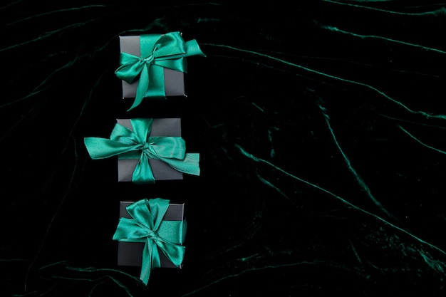 Cajas de regalo negras de lujo con cinta esmeralda