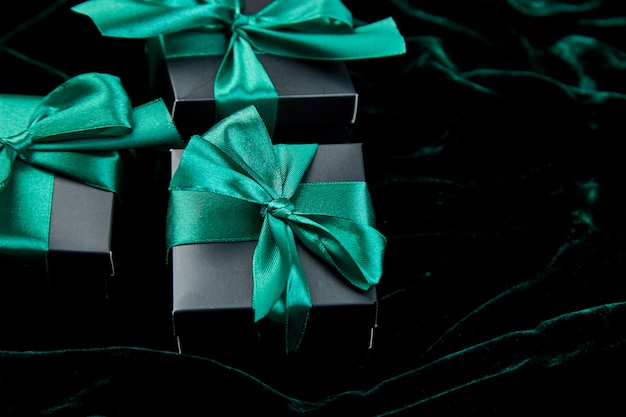 Cajas de regalo negras de lujo con cinta esmeralda