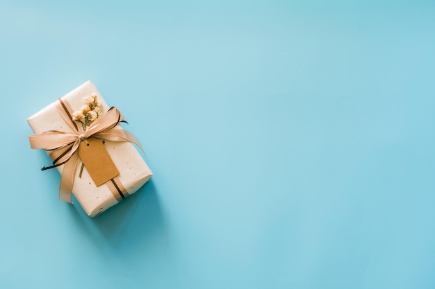 Cajas de regalo de papel artesanal sobre fondo azul con espacio de copia para texto