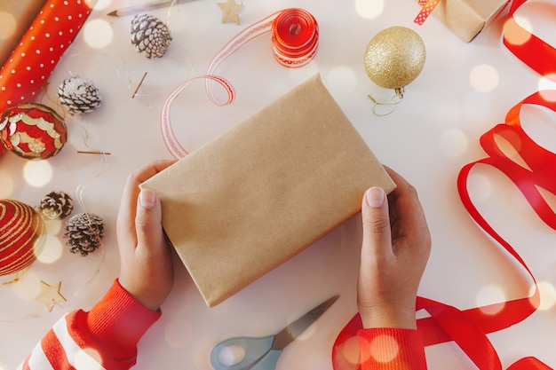 Cajas de regalo de papel kraft con cinta roja. vista desde arriba. envoltorio de regalo escalonado. Año nuevo. Endecha plana