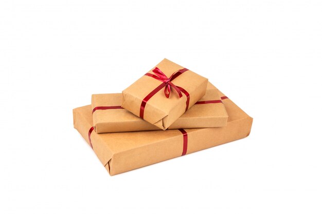 Cajas de regalo en papel de regalo artesanal con cintas rojas aisladas