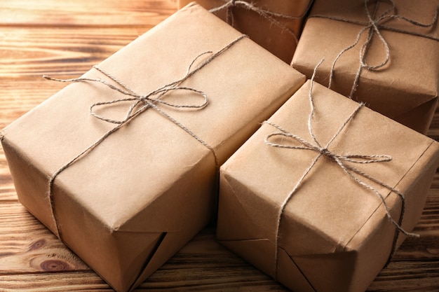 Cajas de regalo de paquetería en la mesa de madera, primer plano