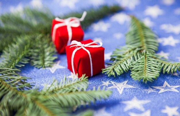 Cajas de regalo y ramas de abeto sobre fondo de estrella azul, concepto de celebración de año nuevo