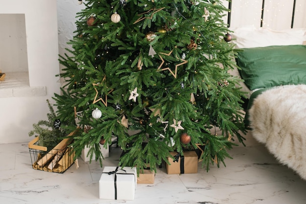 Cajas de regalo con regalos bajo el árbol de Navidad El concepto de Año Nuevo y Navidad