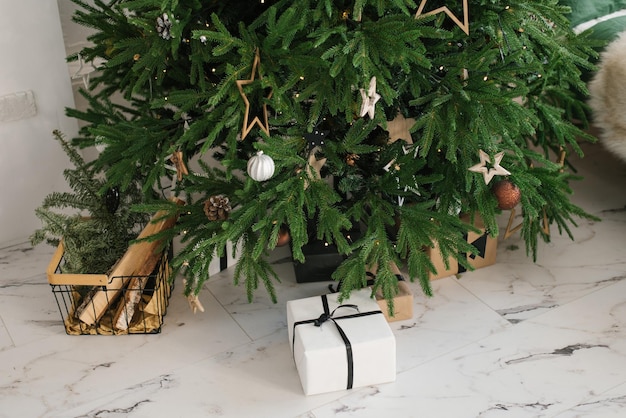 Cajas de regalo con regalos bajo el árbol de Navidad El concepto de Año Nuevo y Navidad