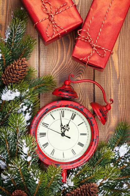 Foto cajas de regalo de reloj de navidad y abeto de nieve