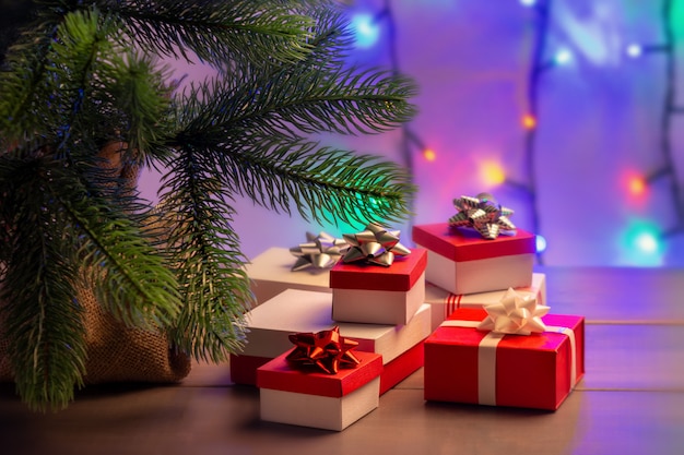 Cajas de regalo rojo y blanco bajo el árbol de Navidad.