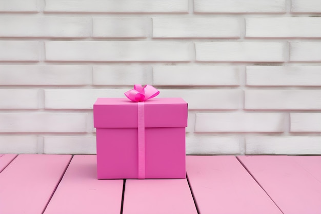 Cajas de regalo rosa 3D con pie rosa sobre una cinta de mesa rosa con fondo