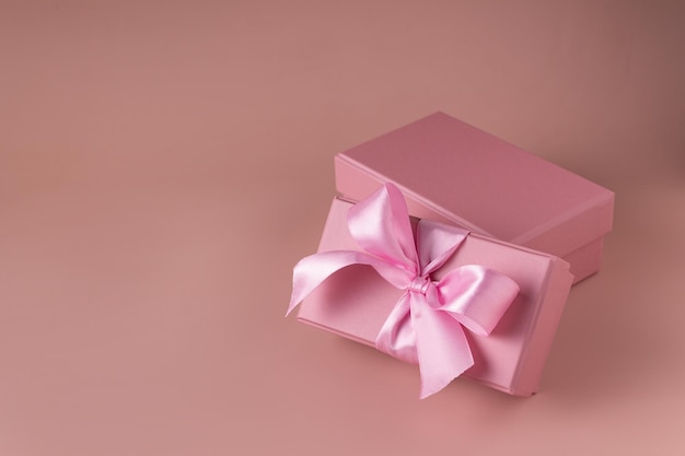 Cajas de regalo rosa sobre fondo beige