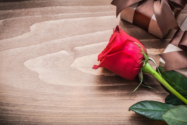 Cajas de regalo de rosas naturales ampliadas en concepto de vacaciones de tablero de madera