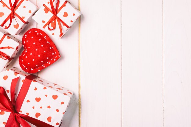 Cajas de regalo de San Valentín y corazón rojo