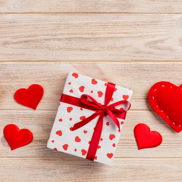 Cajas de regalo de San Valentín y corazones rojos