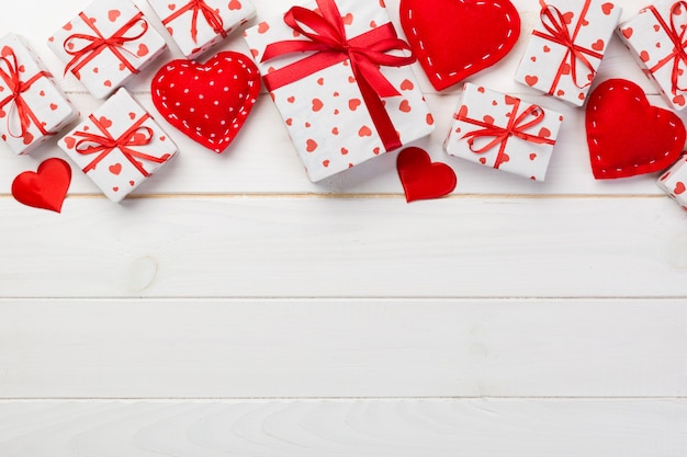 Cajas de regalo de San Valentín y corazones rojos