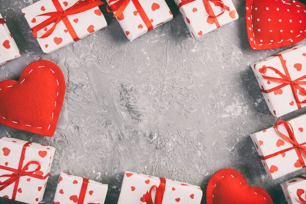 Cajas de regalo de San Valentín y corazones rojos