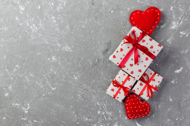 Cajas de regalo de San Valentín con corazones rojos