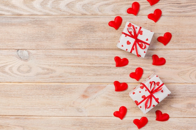 Cajas de regalo de San Valentín con corazones rojos