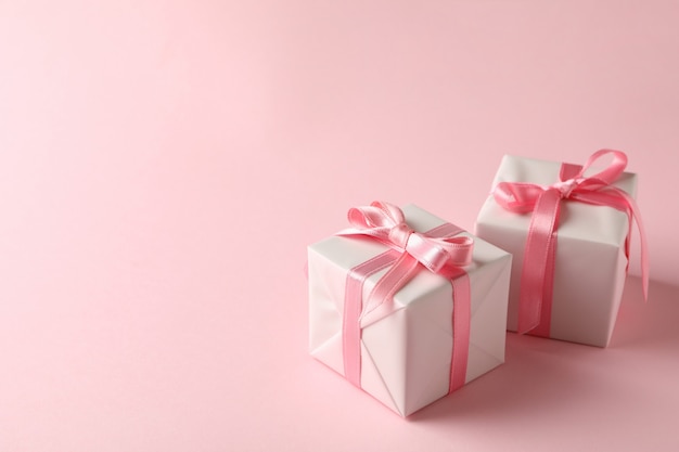 Cajas de regalo sobre fondo rosa, espacio para texto