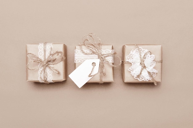 Cajas de regalo sostenibles con etiqueta en blanco Embalaje de bricolaje cero desperdicio Decoración hecha de cintas de encaje de papel artesanal y cordel