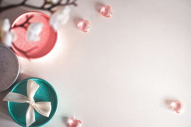 Cajas de regalo en tonos pastel con delicadas flores presentes para el día de la madre día internacional de la mujer