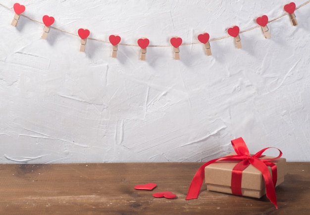 Cajas de regalo en la vista frontal de fondo blanco. Invitación de boda, tarjeta de felicitación para mamá