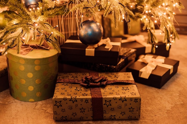 Cajas de regalos bajo el árbol de Navidad en la víspera de Navidad marrón