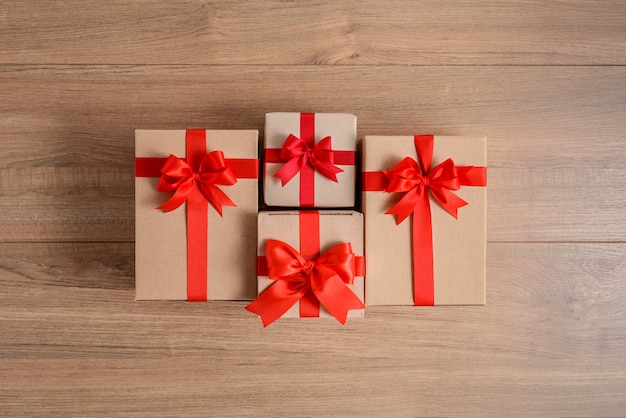 Cajas de regalos con cintas festivas en madera